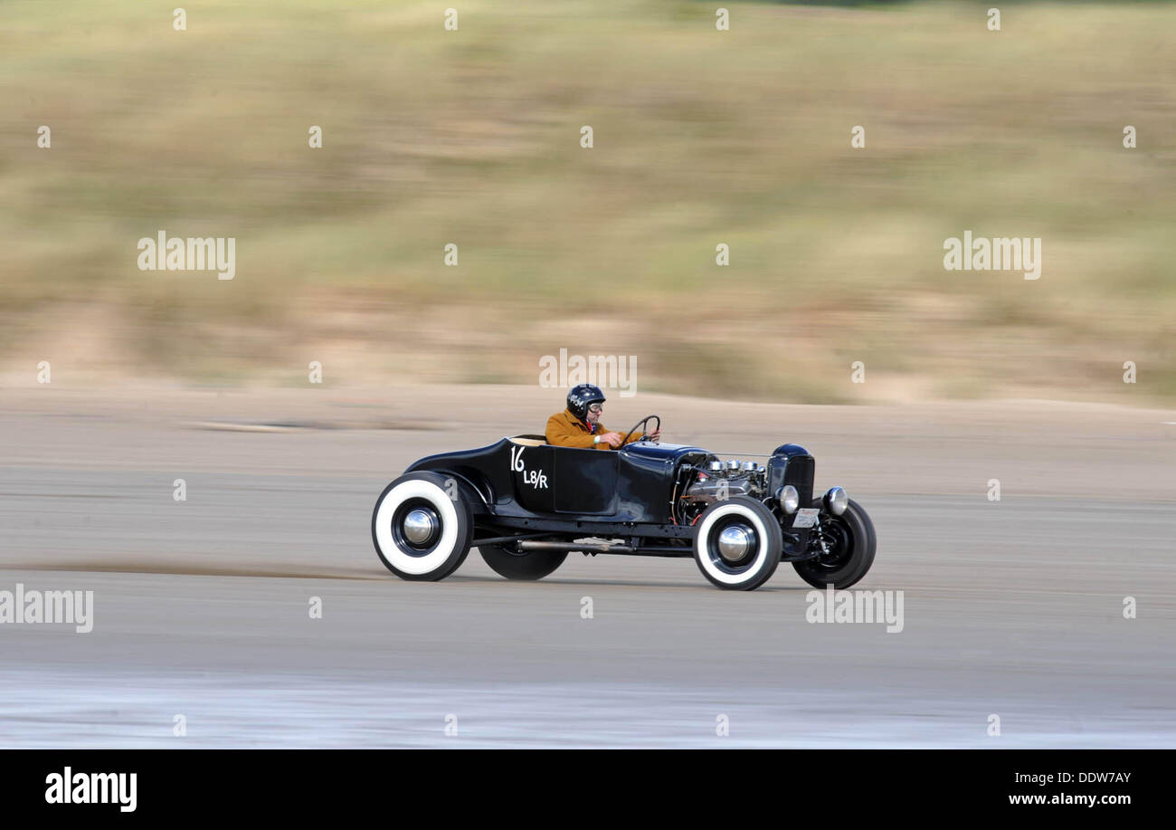 Pendine Sands, Wales, UK . 07Th Nov, 2013. La première assemblée annuelle des courses Amateur Hot Rod à Pendine Sands au large de la côte ouest du pays de Galles d'aujourd'hui. L'événement est organisé par le Vintage Hot Rod Association. Credit : Phil Rees/Alamy Live News Banque D'Images