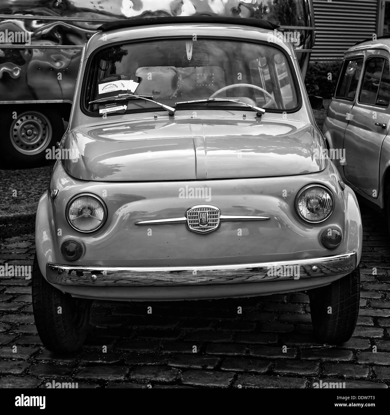 Petite voiture Fiat 500 F ou Berlina (noir et blanc) Banque D'Images