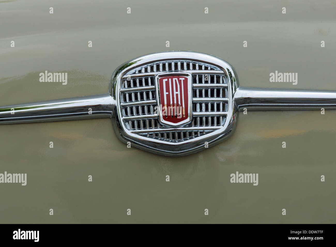 BERLIN - 11 MAI : emblème Fiat 500 F sous-compacte ou Berlina, 26. Oldtimer-Tage Berlin-Brandenburg, 11 mai 2013, Berlin, Allemagne Banque D'Images