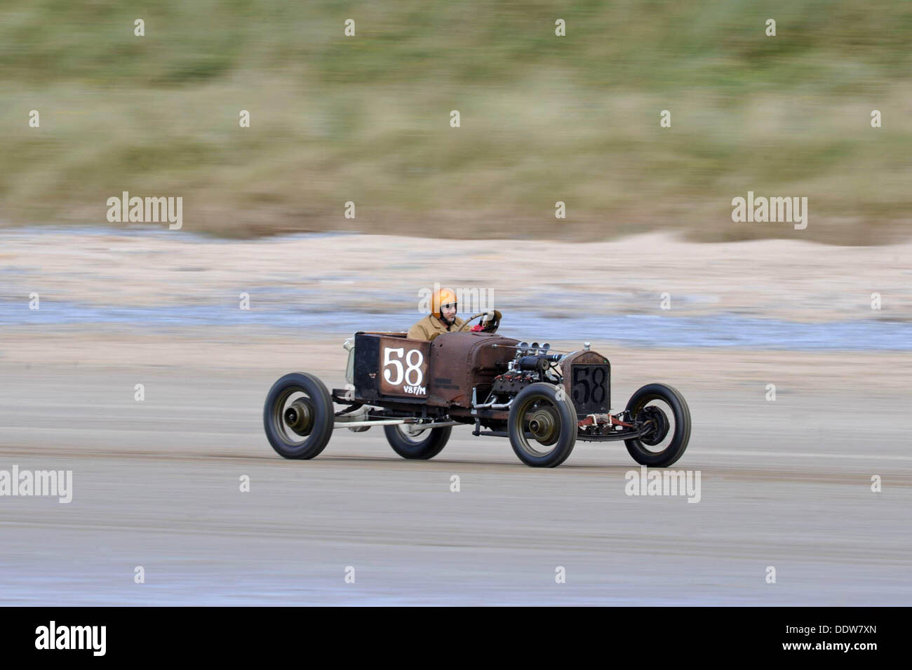 Pendine Sands, Wales, UK . 07Th Nov, 2013. La première assemblée annuelle des courses Amateur Hot Rod à Pendine Sands au large de la côte ouest du pays de Galles d'aujourd'hui. L'événement est organisé par le Vintage Hot Rod Association. Credit : Phil Rees/Alamy Live News Banque D'Images