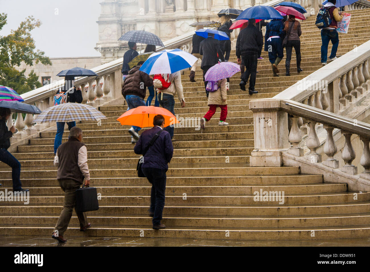 Les personnes qui traversent un pont sous la pluie à Venise, Italie Banque D'Images