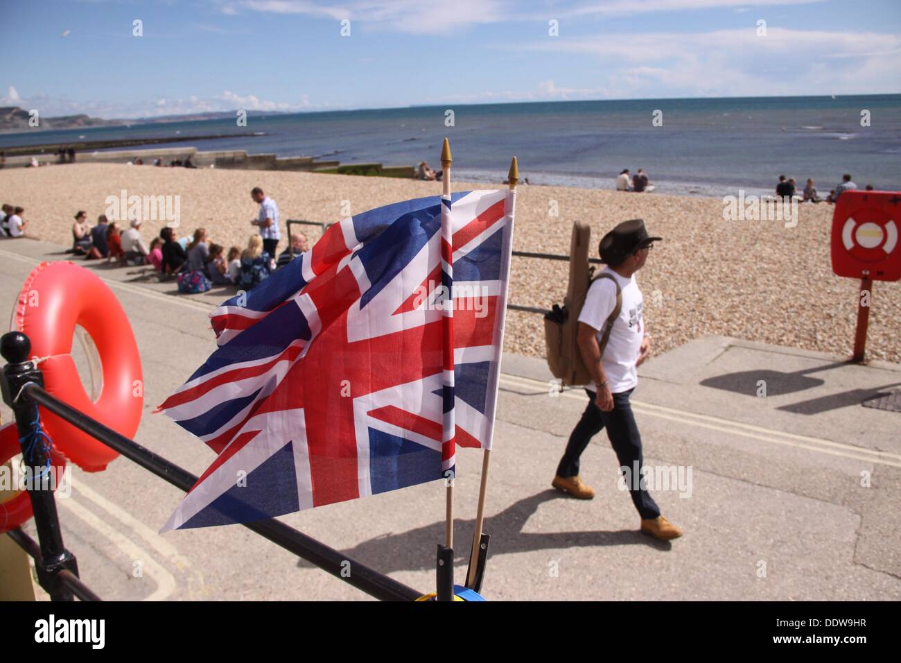 Guitares sur la plage, Lyme Regis. 2267 guitaristes jouer Buddy Holly's 'Rave On' à l'unisson Banque D'Images