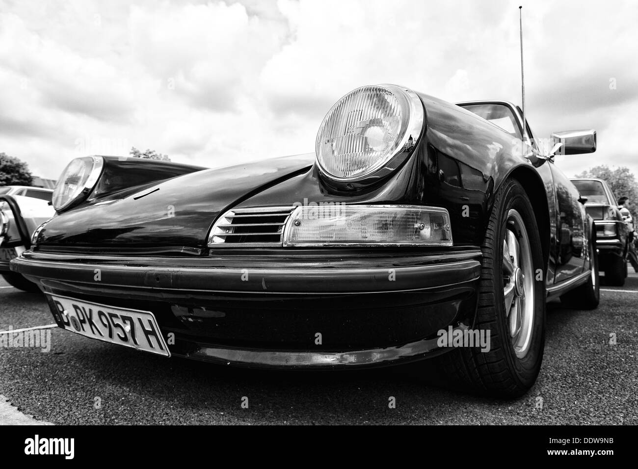 La Porsche 911 2,4 T, vue avant (noir et blanc) Banque D'Images