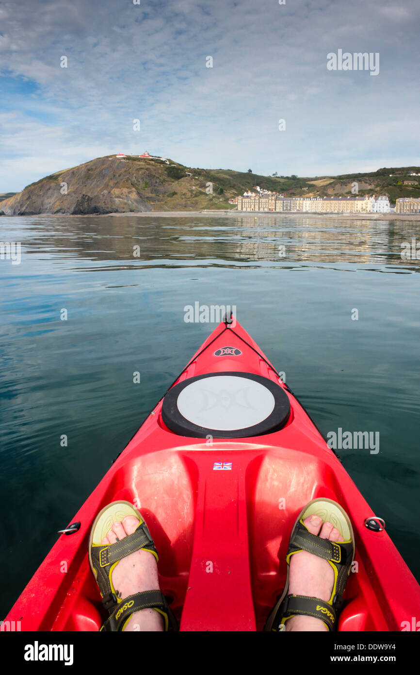 Aberystwyth est affiché dans un kayak rouge dans la baie de Cardigan Banque D'Images