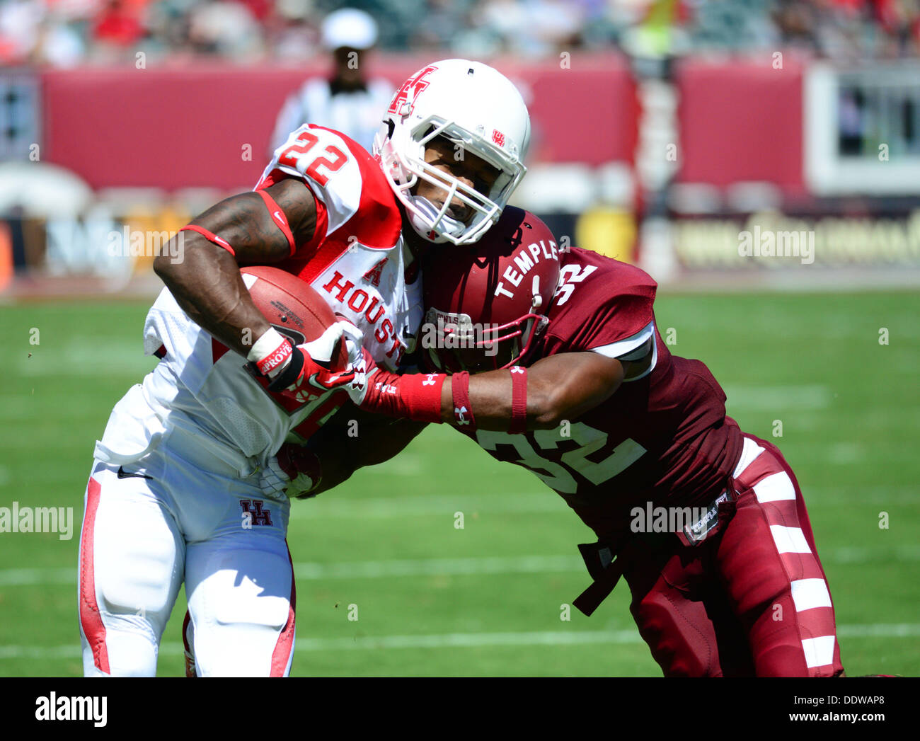 7 septembre 2013 - Philadelphie, Pennsylvanie, États-Unis - Houston dvd RYAN JACKSON (22) est abordé par Temple joueur HAYES (32) durant le jeu au Lincoln Financial Field à Philadelphie (Image Crédit : © Ricky Fitchett/ZUMAPRESS.com) Banque D'Images