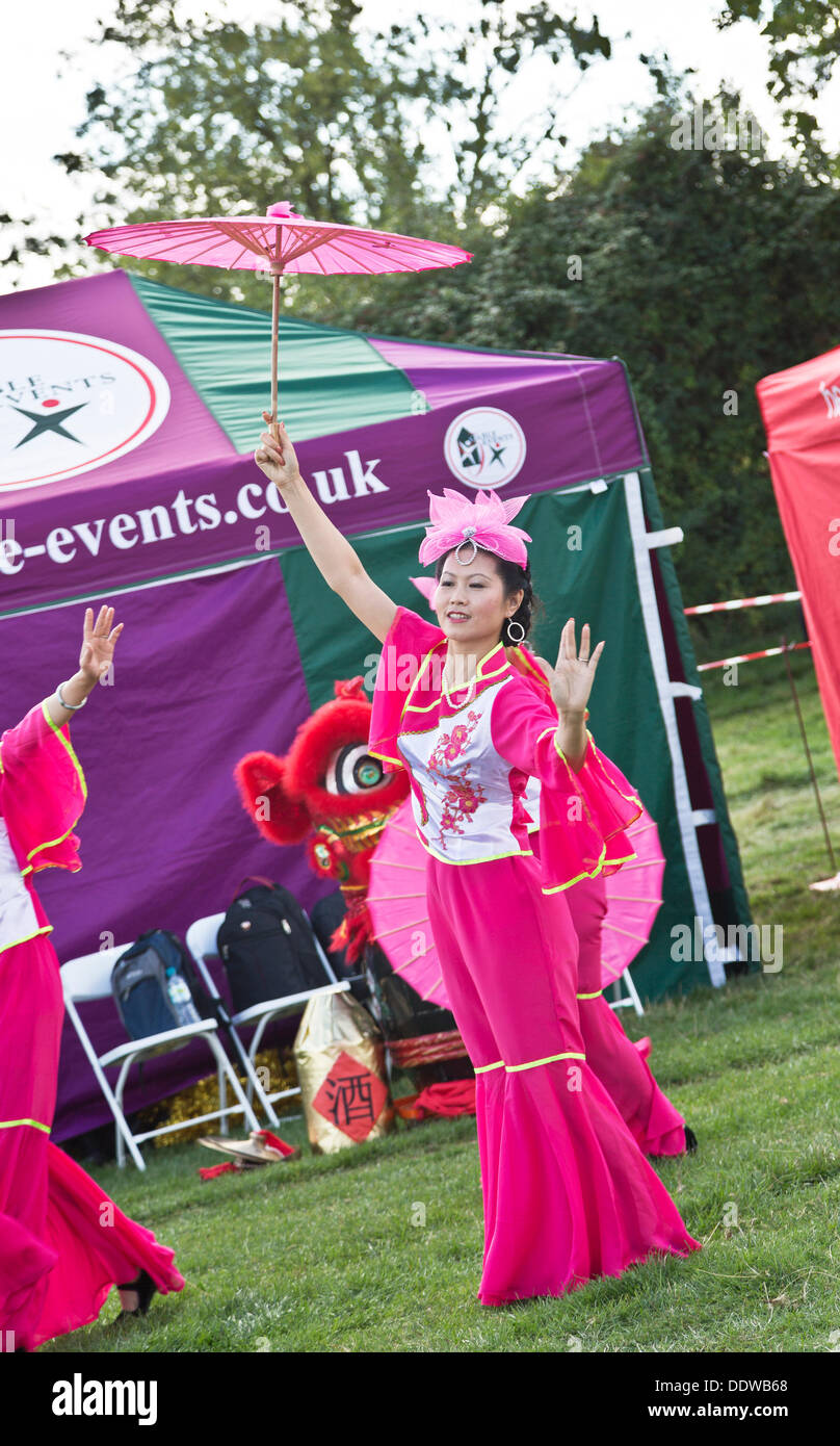 Danseuses avec parasols effectuant une danse chinoise à la Dragon Boat Festival, Cambridge, Angleterre Banque D'Images