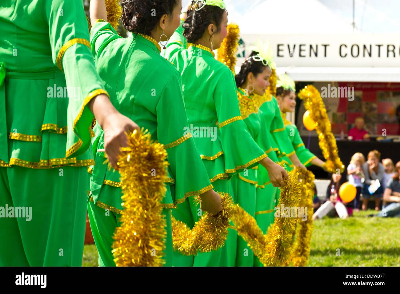 Danseuses exécutant une danse chinoise à la Dragon Boat Festival, Cambridge, Angleterre Banque D'Images