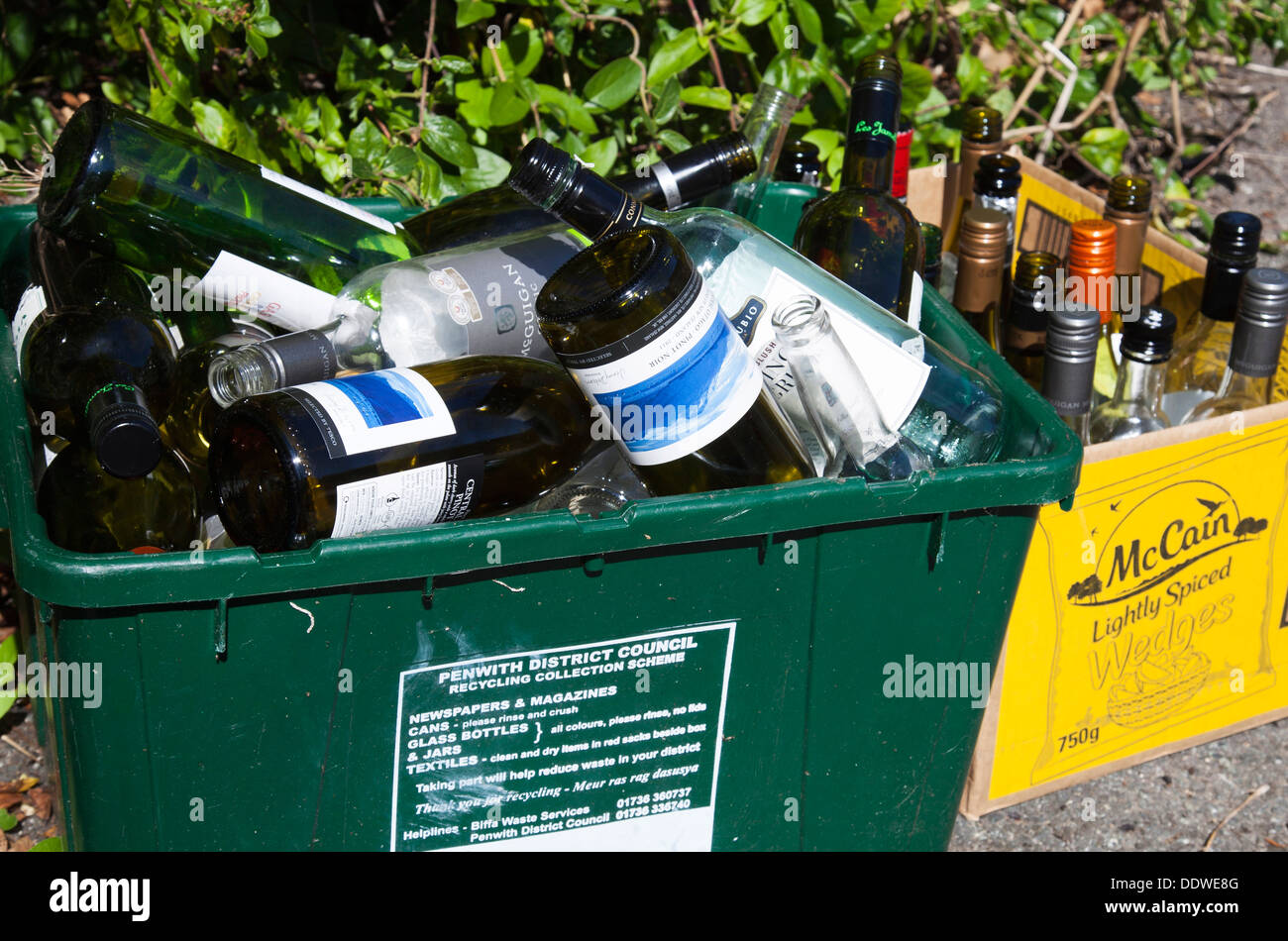 Bouteilles dans un bac de recyclage à l'extérieur d'une maison au Royaume-Uni Banque D'Images
