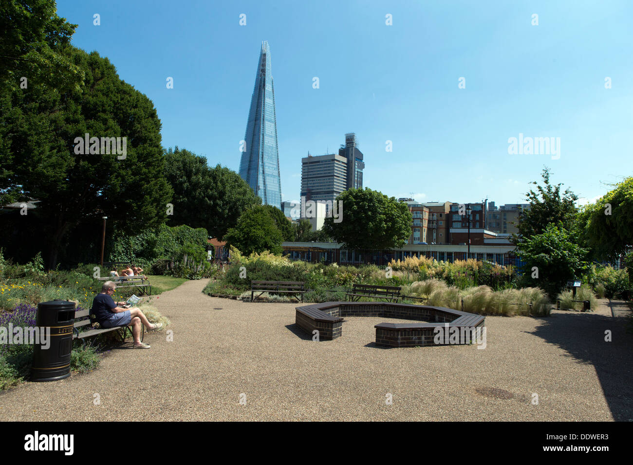 Vue sur le fragment de croix rouge, Jardin, Southwark, London, UK Banque D'Images