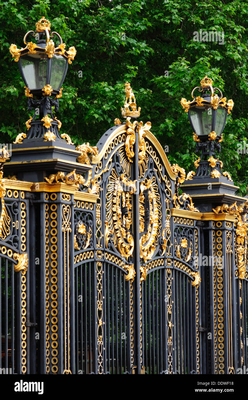 L'Angleterre, Londres, portes à Green Park près de Buckingham Palace Banque D'Images