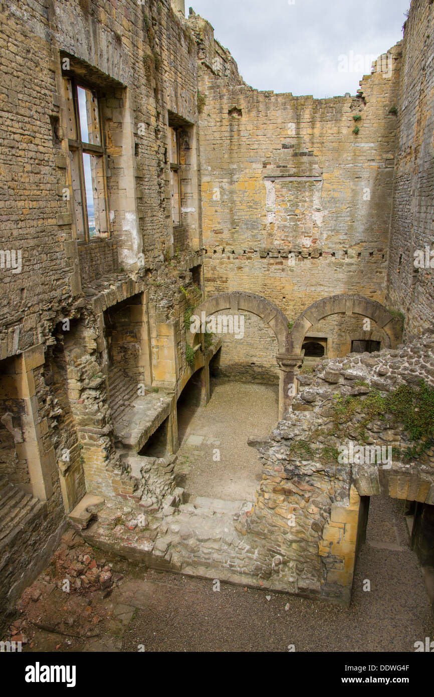 Les chambres de l'intérieur dans les ruines du château de Bolsover, Derbyshire, Angleterre. Banque D'Images