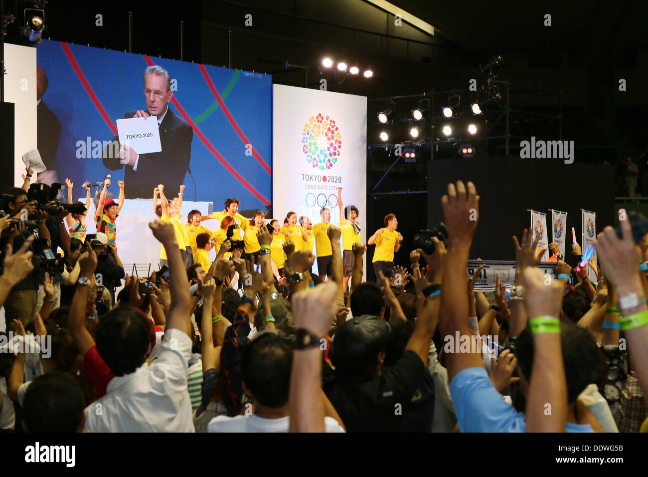 Tokyo, Japon. 7e août, 2013. La consultation du public, le 8 septembre 2013 : Les gens célèbrent après Tokyo a remporté la candidature pour accueillir les Jeux Olympiques d'été de 2020 à Tokyo, Japon Gymnase Komazawa le dimanche 8 septembre 2013. Credit : AFLO SPORT/Alamy Live News Banque D'Images