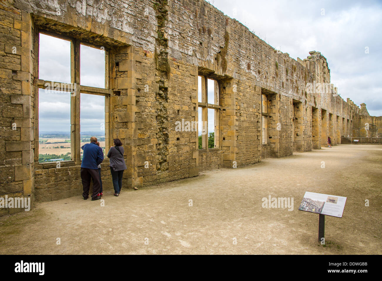 Les visiteurs au château de Bolsover dans le Derbyshire, donnant sur la campagne environnante depuis la terrasse éventail Banque D'Images