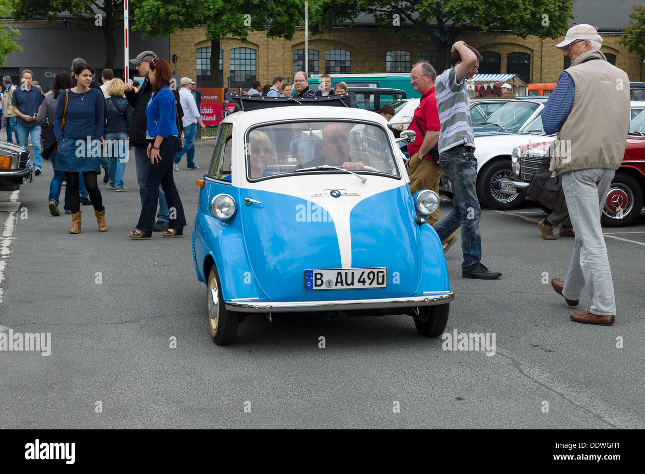 BERLIN - 11 MAI : Microcars BMW Isetta 250, 26e Oldtimer-Tage Berlin-Brandenburg, 11 mai 2013, Berlin, Allemagne Banque D'Images