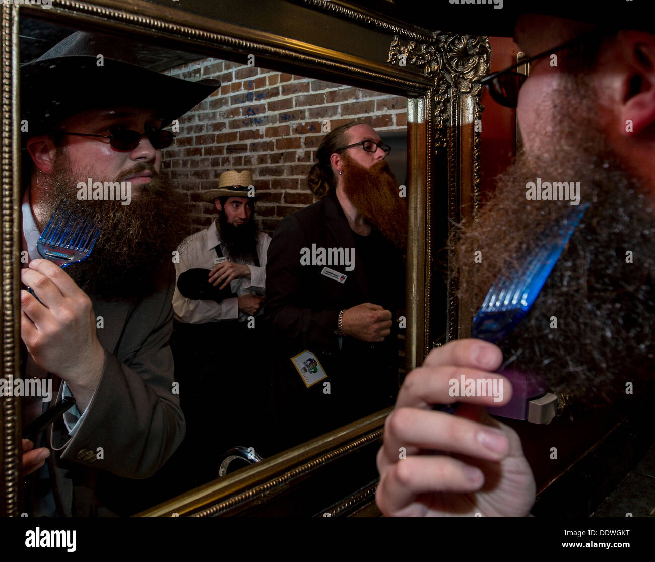 La Nouvelle-Orléans, Louisiane, Etats-Unis. 7e août, 2013. Concurrents dans le primp men's room de la Maison du Blues après une longue et chaude dans les rues de la Nouvelle Orléans pendant la quatrième édition annuelle de l'équipe Barbe barbe et moustache USA National Championships. Crédit : Brian Cahn/ZUMAPRESS.com/Alamy Live News Banque D'Images