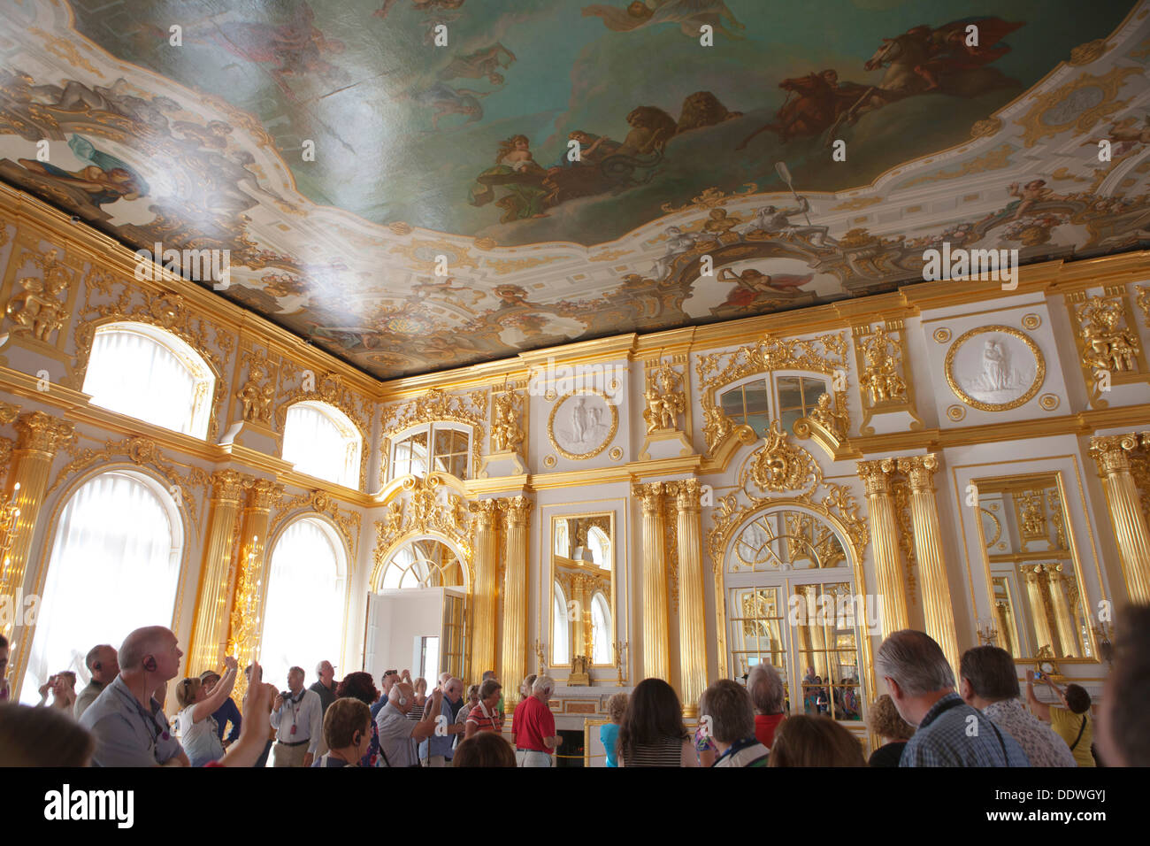 Le Palais de Catherine, un Palais Rococo situé dans la ville de Tsarskoïe Selo (Pouchkine), Saint-Pétersbourg, Russie La salle de bal Banque D'Images