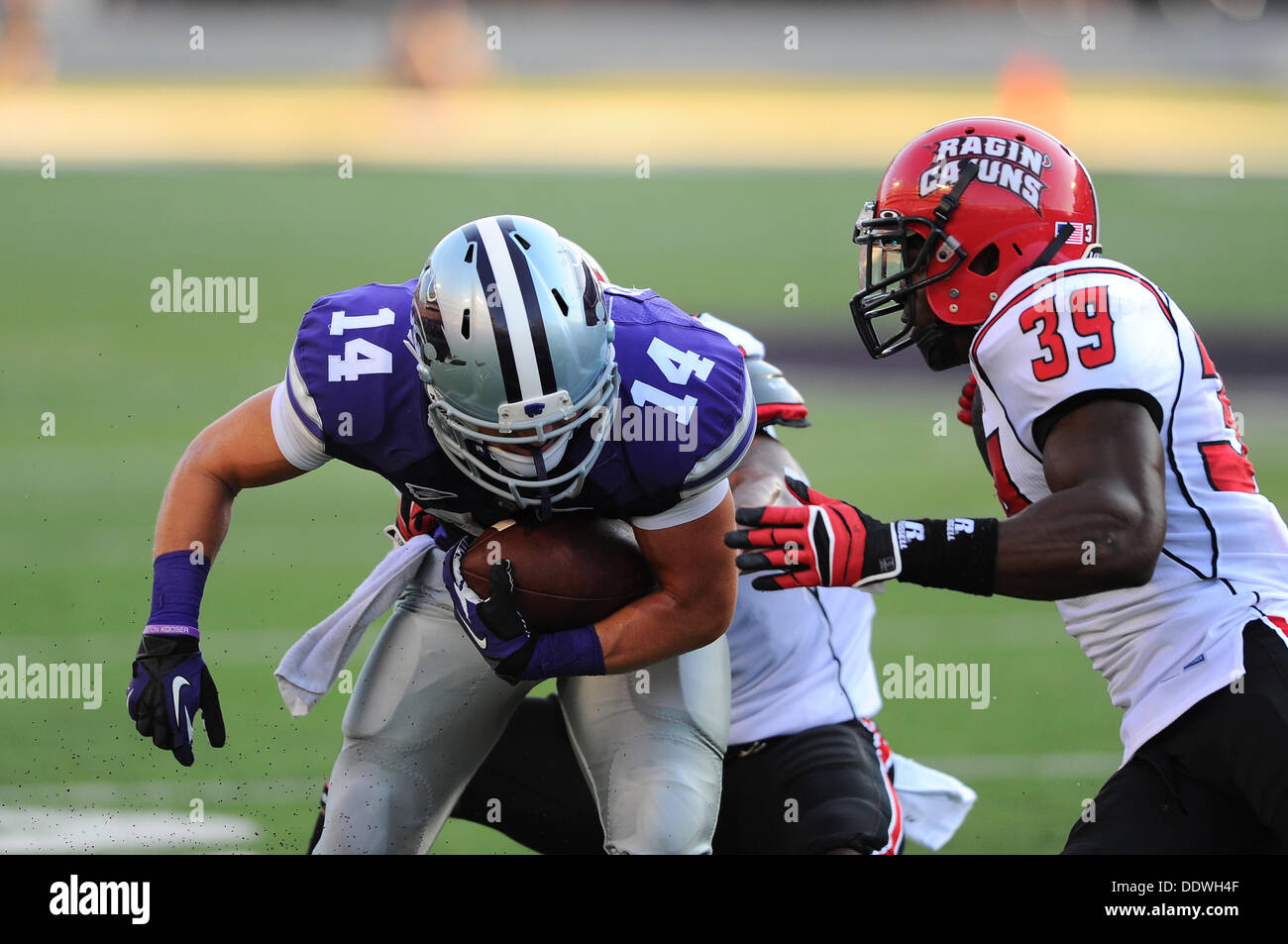 Manhattan, Kansas, États-Unis. 7e août, 2013. Septembre7,2013:Louisiana-Lafayette Ragin Cajuns secondeur Chris Hill # 39 aide à l'attaquer sur la Kansas State Wildcats wide receiver Curry Sexton # 14 en action au cours de la NCAA Football match entre la Louisiane- Lafayette et Kansas State ; à Bill Snyder Family Stadium à Manhattan, Kansas. Kendall Shaw/CSM/Alamy Live News Banque D'Images