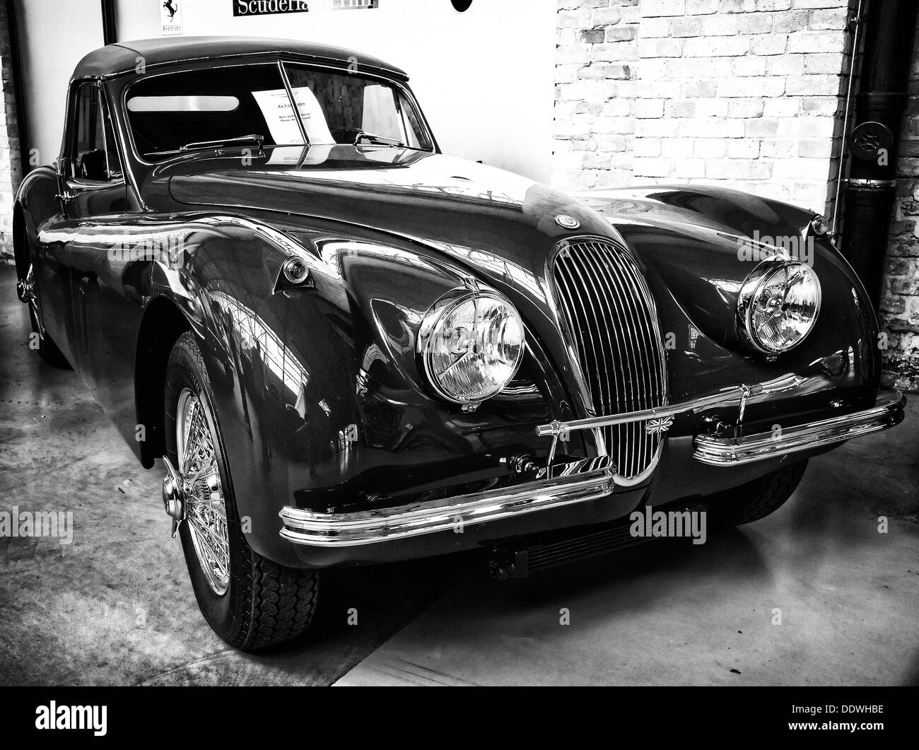 Voiture de sport, coupé Jaguar XK140 (noir et blanc) Banque D'Images