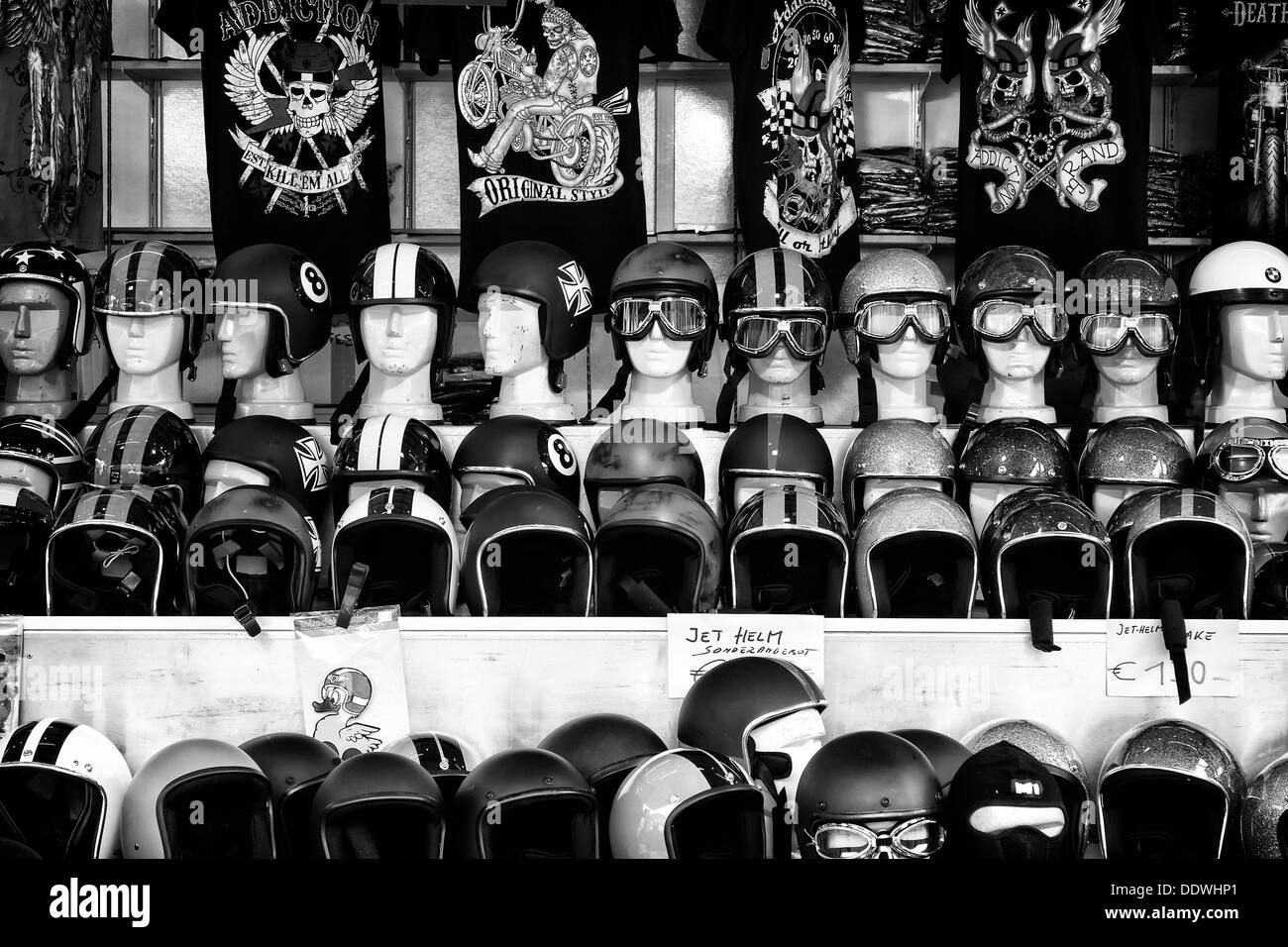 La vente d'une variété de casques de moto (noir et blanc) Banque D'Images