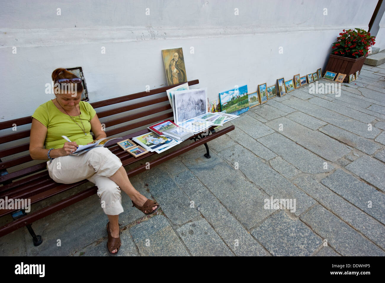 Une femme peintre sur une rue de Sandomierz. Banque D'Images