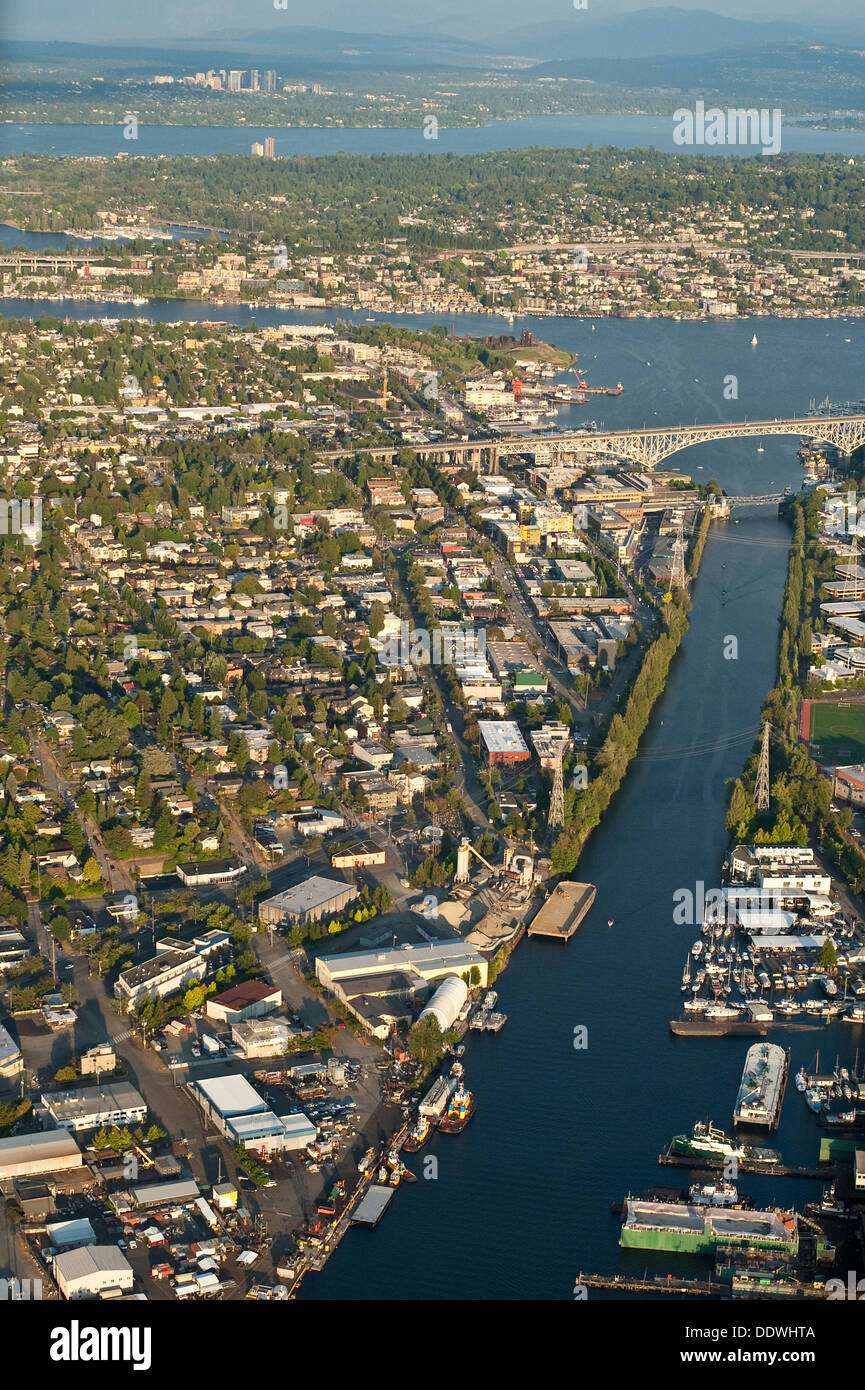 Image rétro de la vue aérienne du canal avec le pont Aurora et Bellevue en arrière-plan Seattle Washington State USA Banque D'Images