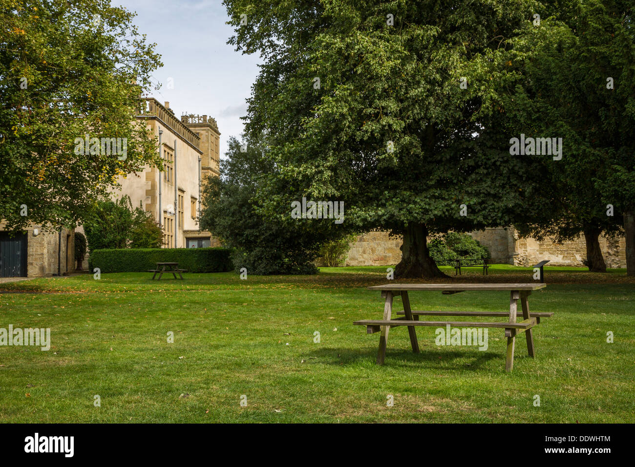 Table de pique-nique dans le parc du vieux Hardwick Hall, Derbyshire. Banque D'Images