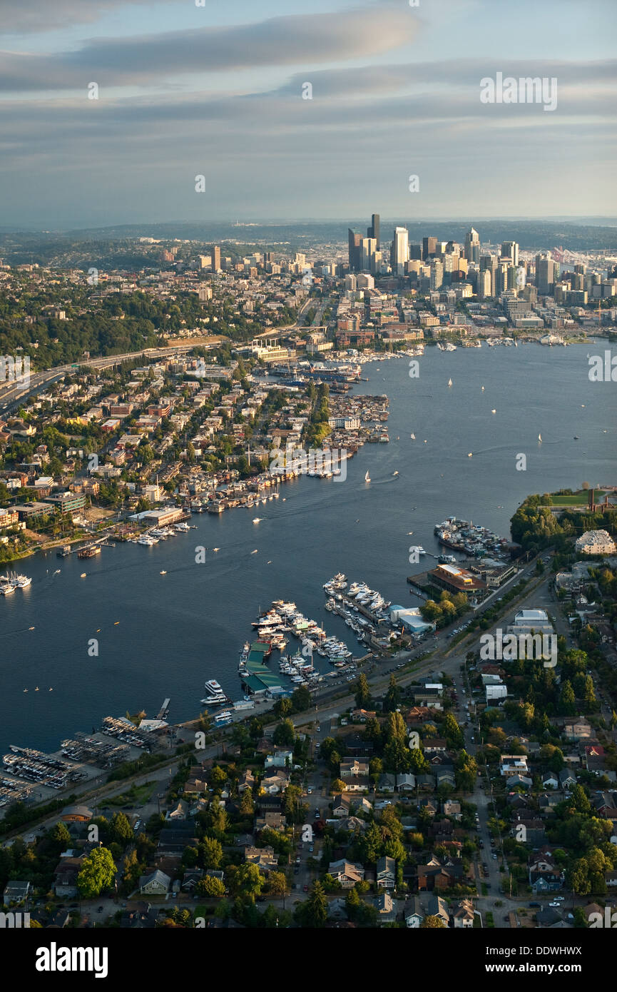 Vue aérienne de la Seattle skyline avec Lake Union et voiliers Banque D'Images