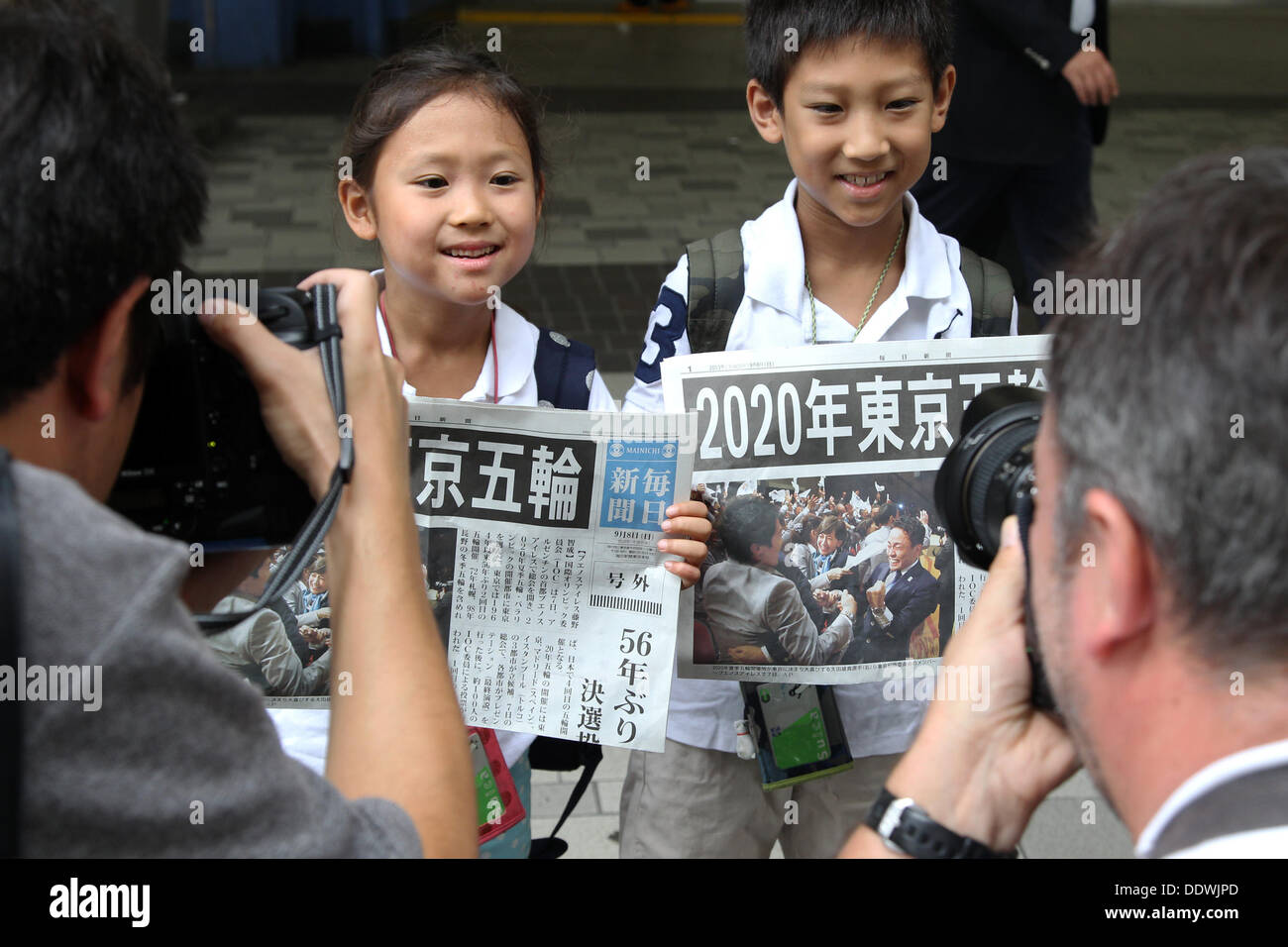 Tokyo, Japon. Sep 8, 2013. Les enfants japonais posent comme ils montrer les éditions spéciales de journaux Tokyo rapports la candidature pour accueillir 2020 Gamess olympique le 8 septembre 2013 à Tokyo, Japon. Koichi Kamoshida/crédit : Jana Press/ZUMAPRESS.com/Alamy Live News Banque D'Images