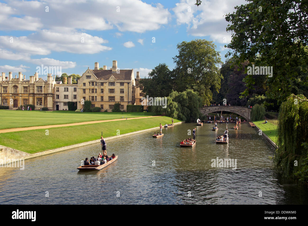 Barques sur canal avec Kings College Université Cambidge Cambridgeshire Angleterre Banque D'Images