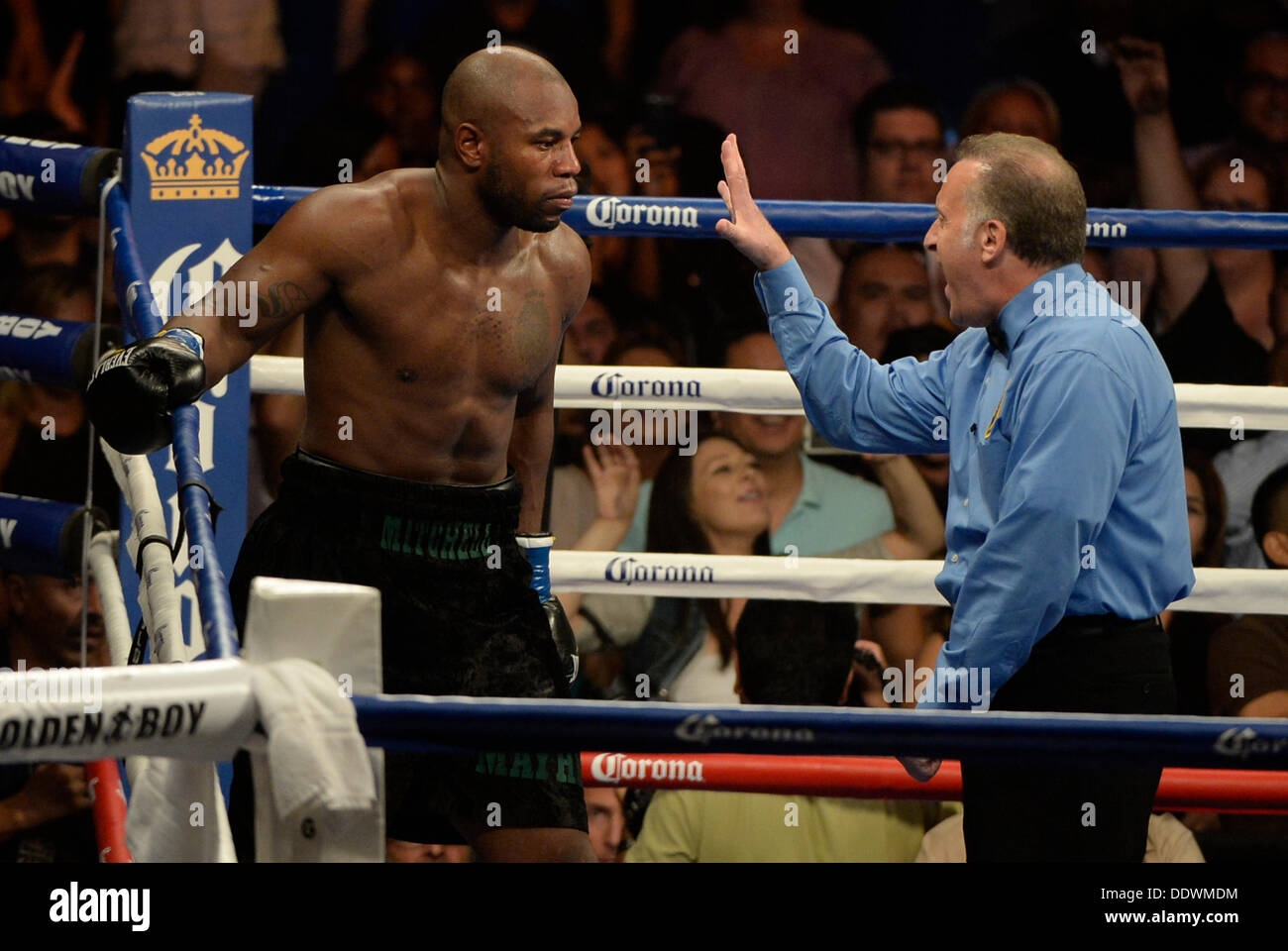 Indio en Californie, aux États-Unis. 7e août, 2013. Boxeur poids lourd Chris Arreola passe 1 tour avec Seth Mitchell samedi le 7 sept. à la Fantasy Springs Resort Casino. Chris Arreola a pris la victoire pour le titre WBC des poids lourds internationaux par TKO comme arbitre Jack Reese arrêter le combat près de la fin du 1er round comme Seth Mitchell n'était pas se défendre. Indio CA. Credit : Gene Blevins/ZUMAPRESS.com/Alamy Live News Banque D'Images