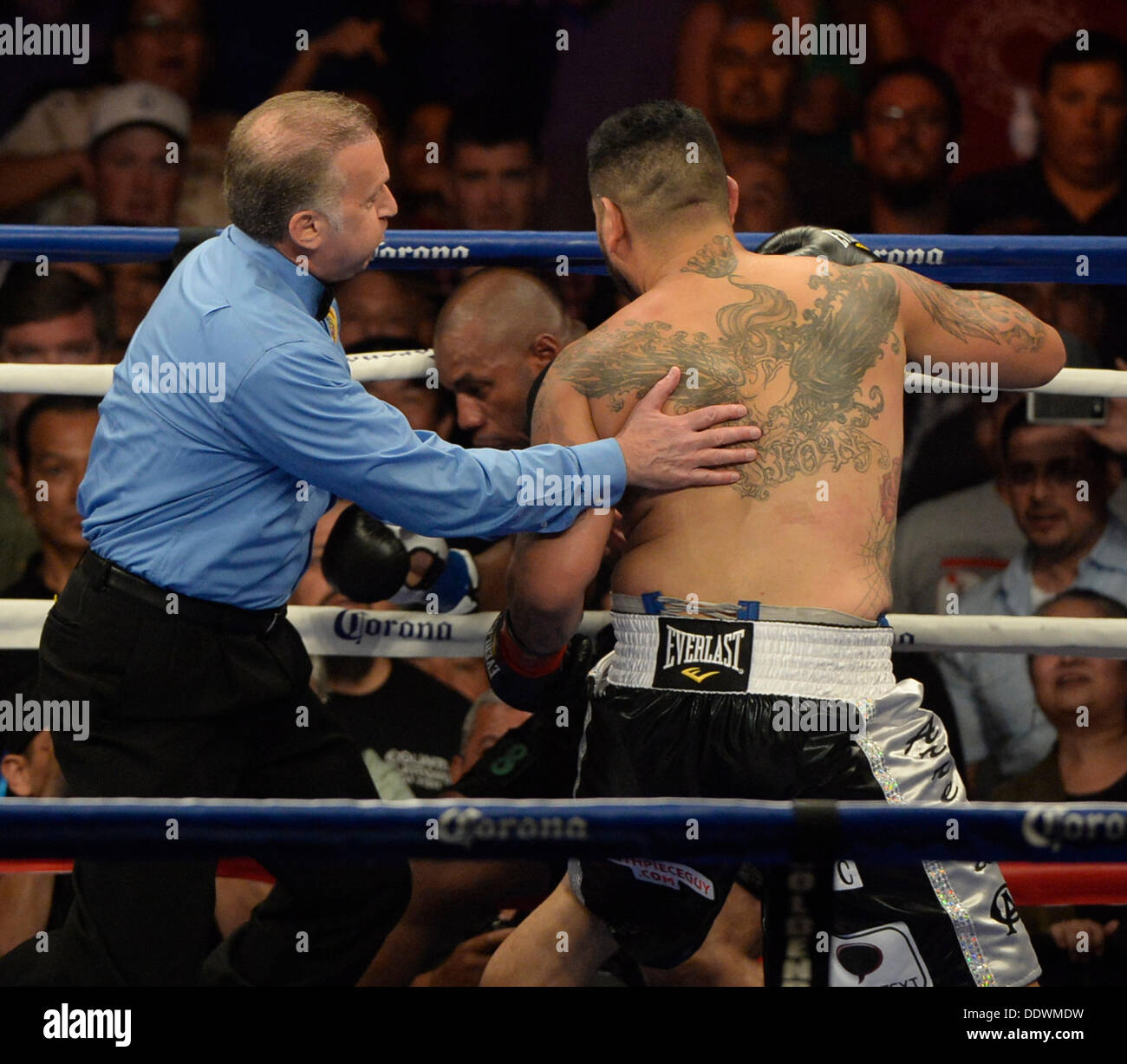 Indio en Californie, aux États-Unis. 7e août, 2013. Boxeur poids lourd Chris Arreola passe 1 tour avec Seth Mitchell samedi le 7 sept. à la Fantasy Springs Resort Casino. Chris Arreola a pris la victoire pour le titre WBC des poids lourds internationaux par TKO comme arbitre Jack Reese arrêter le combat près de la fin du 1er round comme Seth Mitchell n'était pas se défendre. Indio CA. Credit : Gene Blevins/ZUMAPRESS.com/Alamy Live News Banque D'Images