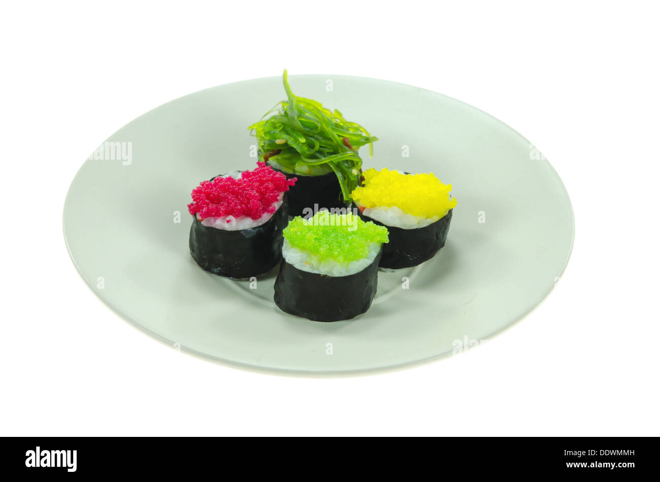 Rouleaux de sushi mix sur sol en bois Panier sur fond blanc Banque D'Images