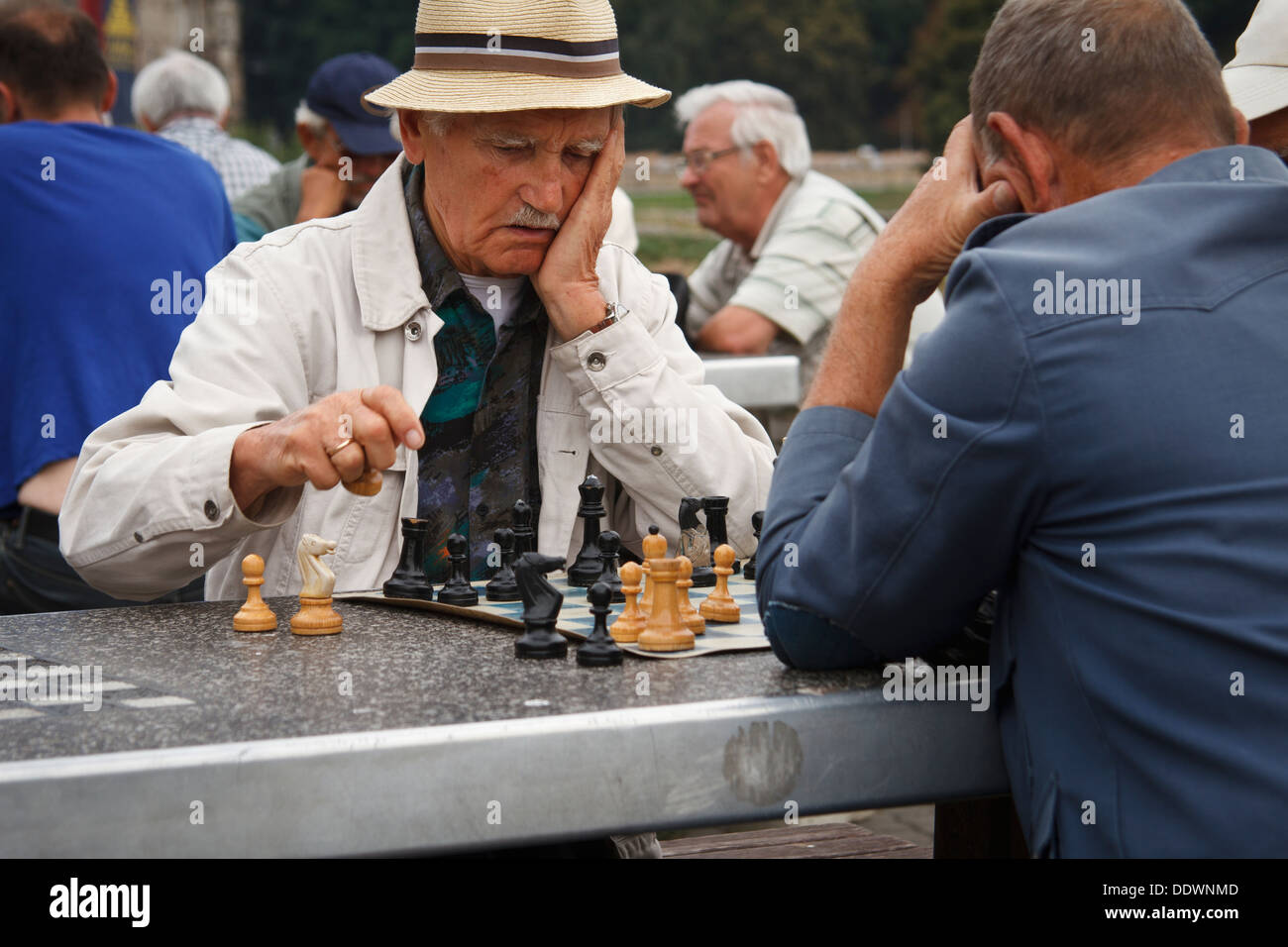 De vieux hommes jouant aux échecs à l'extérieur. Cracovie, Pologne. Banque D'Images