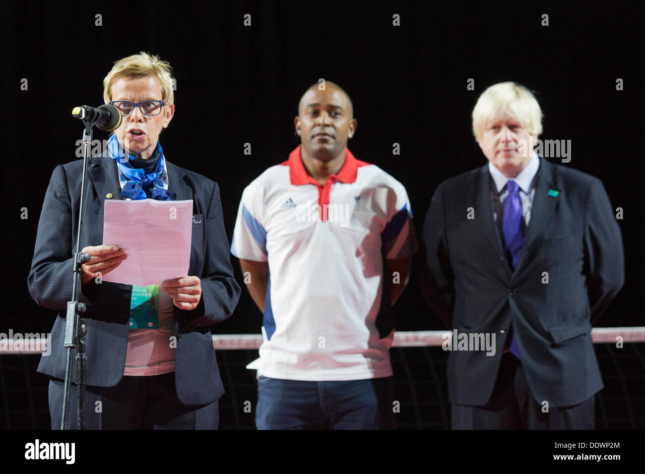 Londres, Royaume-Uni. 7e août, 2013. Membre du conseil d'administration de la CIB Rita van Driel awards l'ordre paralympique à Boris Johnson, Maire de Londres. Journée paralympique national intégrant 'Liberty' au Festival de cuivre et le Queen Elizabeth Olympic Park. Photo : Nick Savage/Alamy Live News Banque D'Images