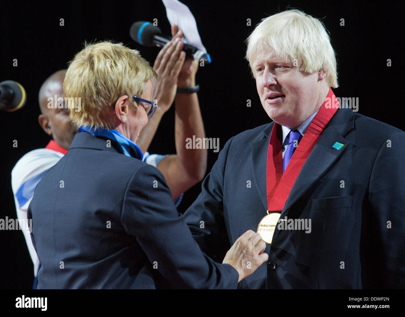 Londres, Royaume-Uni. 7e août, 2013. Boris Johnson, Maire de Londres, reçoit la 'Commande' paralympiques à partir de la CIB de direction membre Rita van Driel. Journée paralympique national intégrant 'Liberty' au Festival de cuivre et le Queen Elizabeth Olympic Park. Photo : Nick Savage/Alamy Live News Banque D'Images