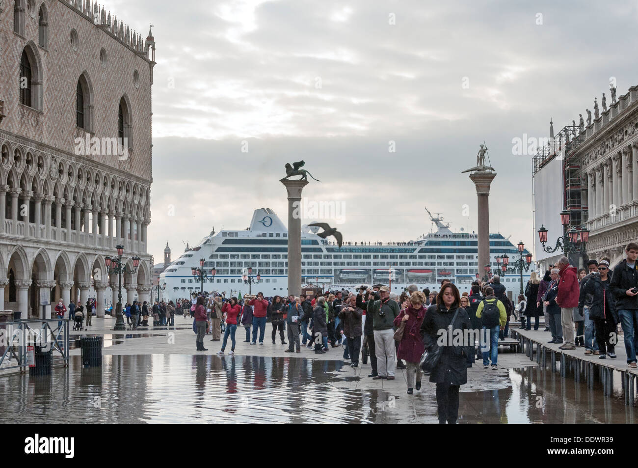 L'Europe, Italie, Vénétie, Venise, classé au Patrimoine Mondial par l'UNESCO. La Place Saint Marc, l'inondation et croisière. Banque D'Images