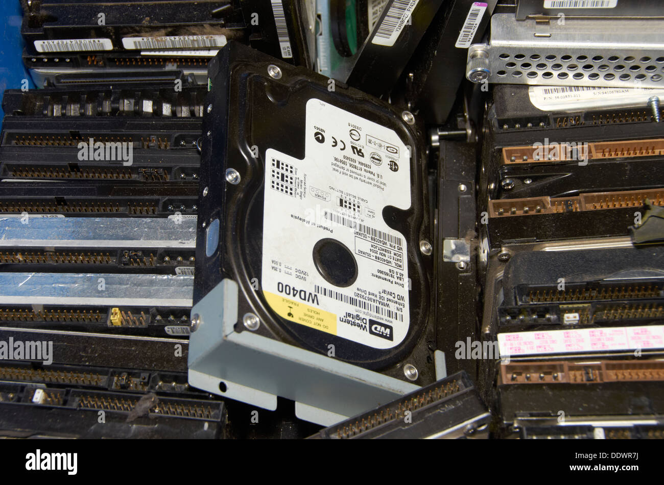 Les disques durs des ordinateurs en attente d'être dépouillé (recyclé) pour  leurs métaux précieux et précieux des aimants Photo Stock - Alamy