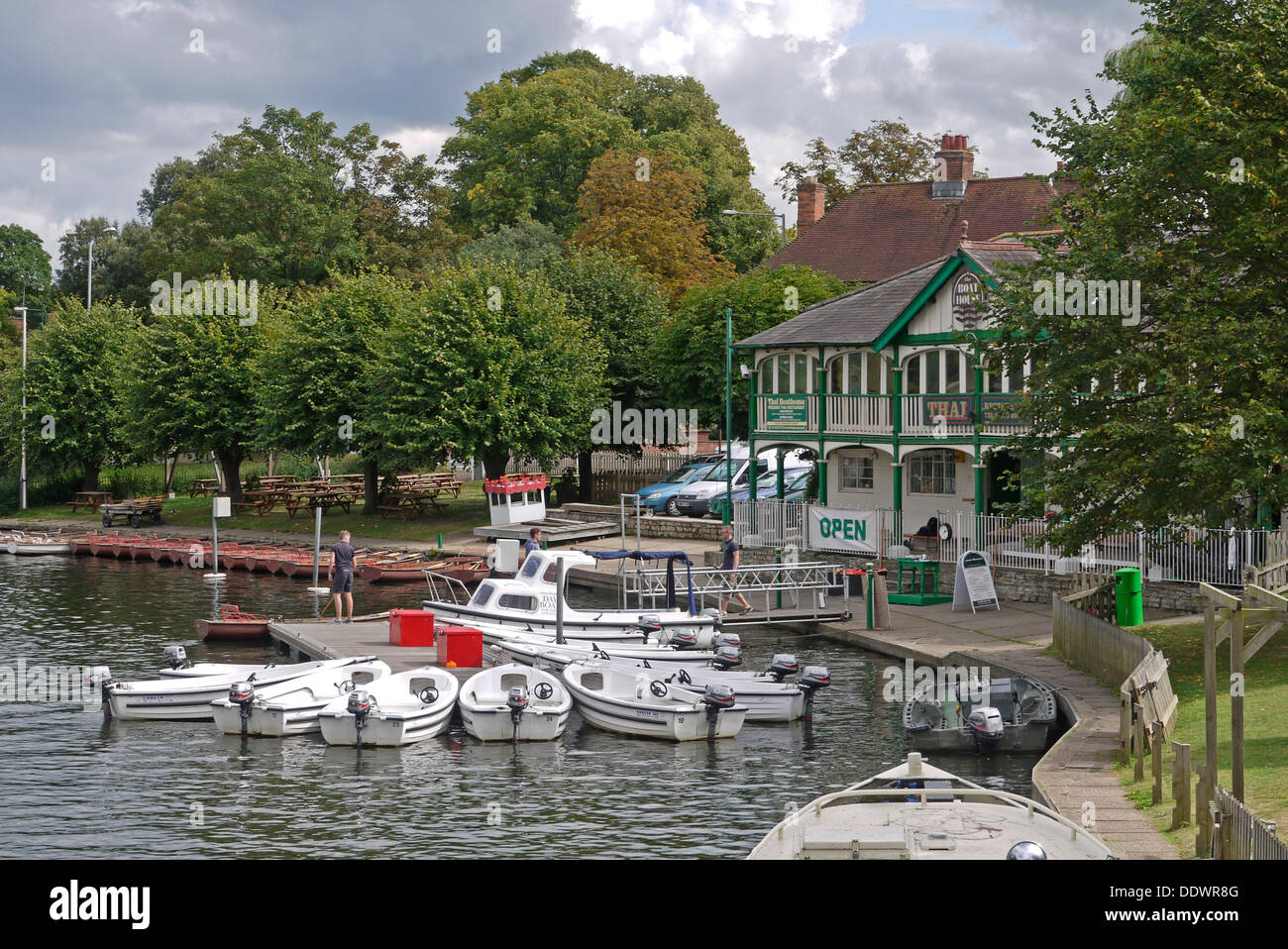 Bateaux à moteur mored à old boat house, Stratford upon Avon, Warwickshire, England, UK Banque D'Images