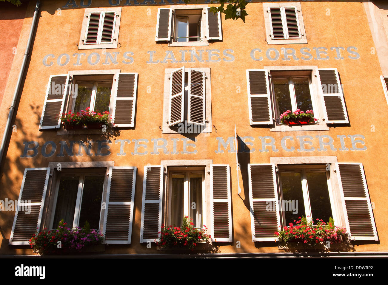 Une vieille vitrine dans la ville de Nancy, France. Banque D'Images