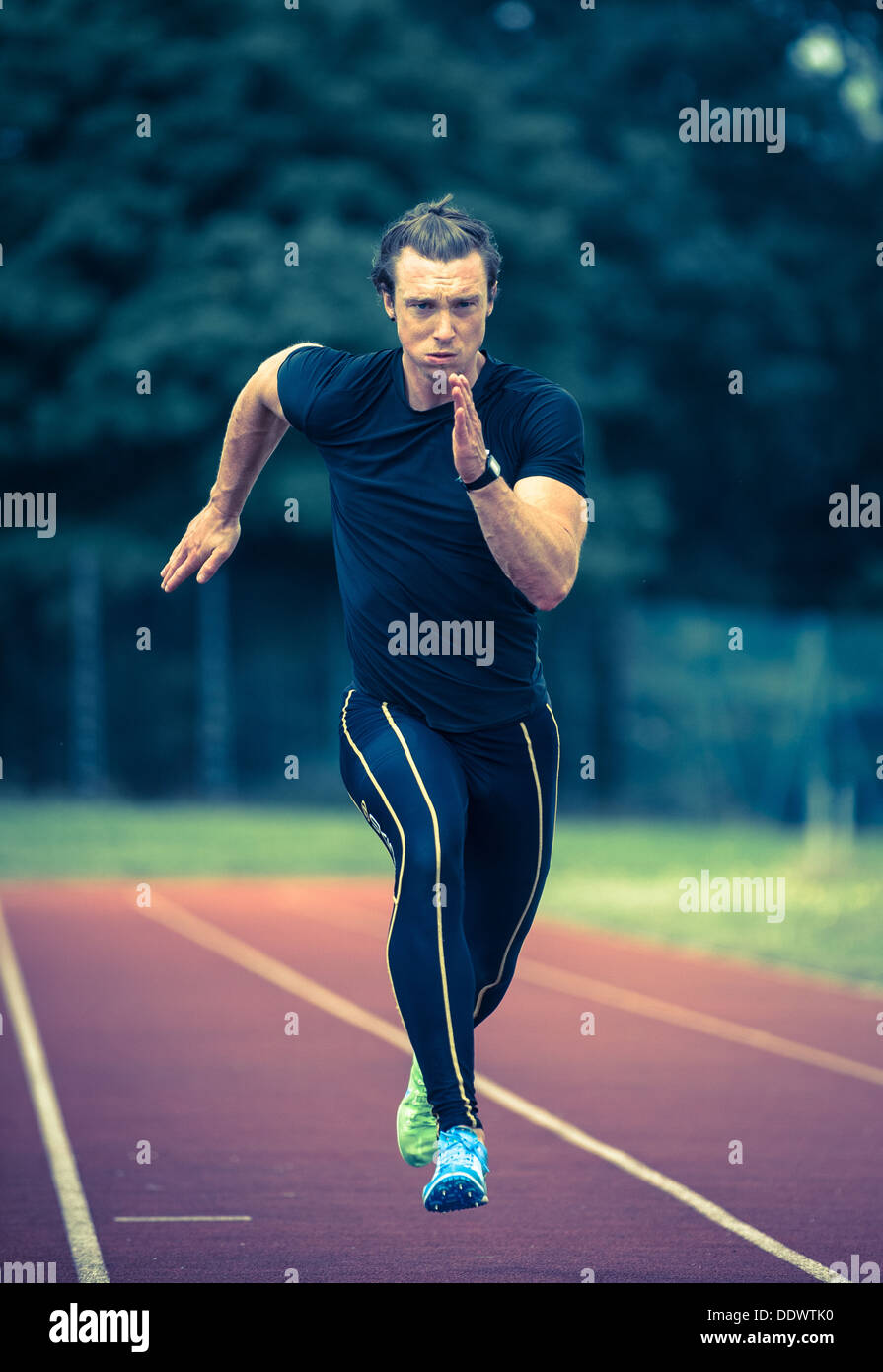 Le sprint masculin sur une piste de course Banque D'Images