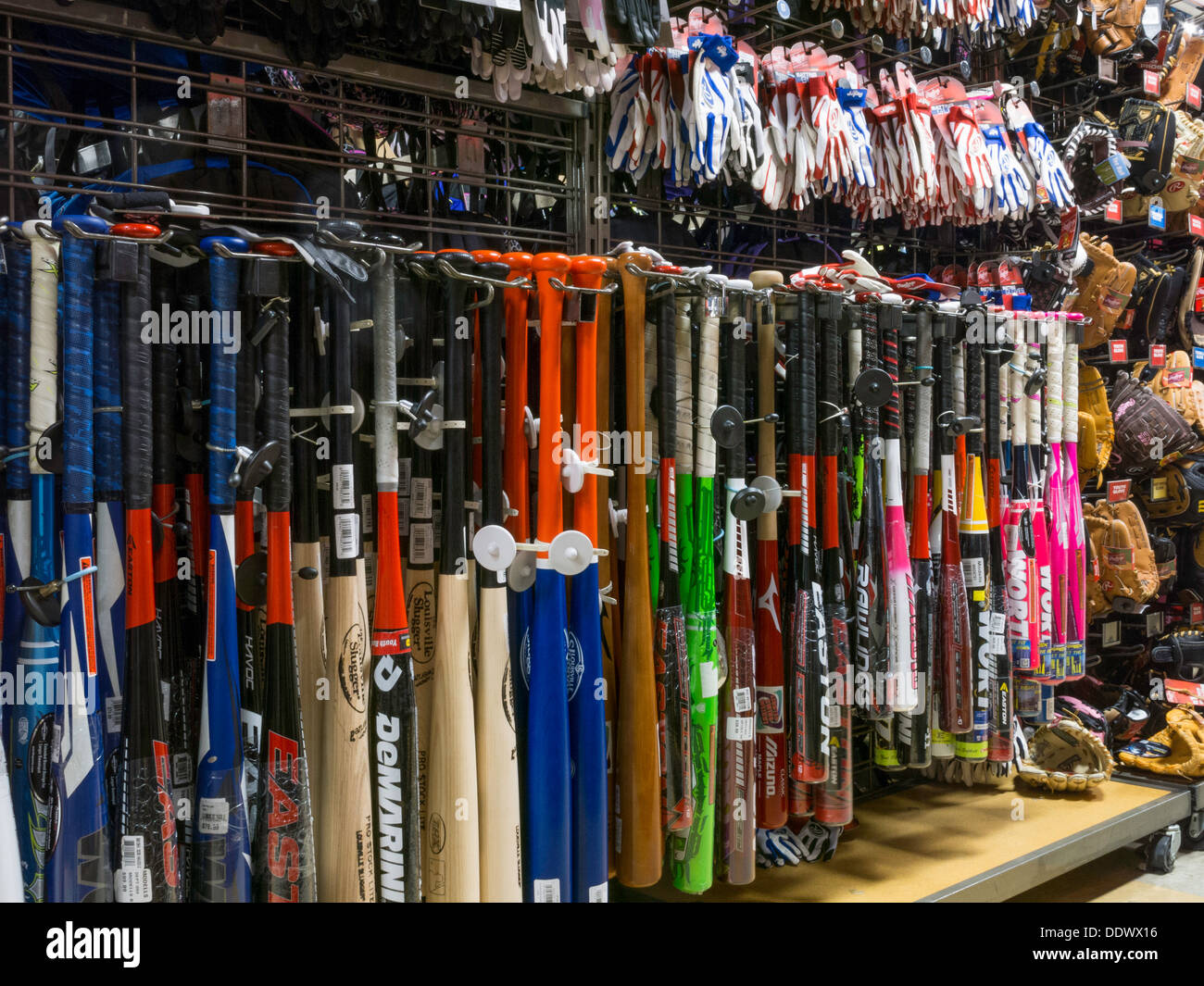 Battes de baseball dans le modèle de magasin d'articles de sport, NYC Banque D'Images