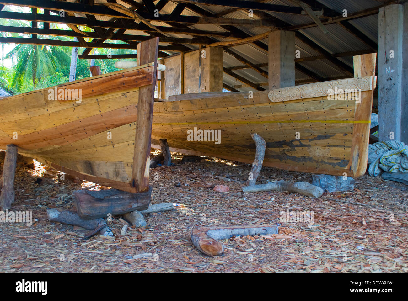 Chantier naval de boutres de mangrove et d'autres bois tropicaux (Chole Island, archipel de la Mafia, Tanzanie) Banque D'Images