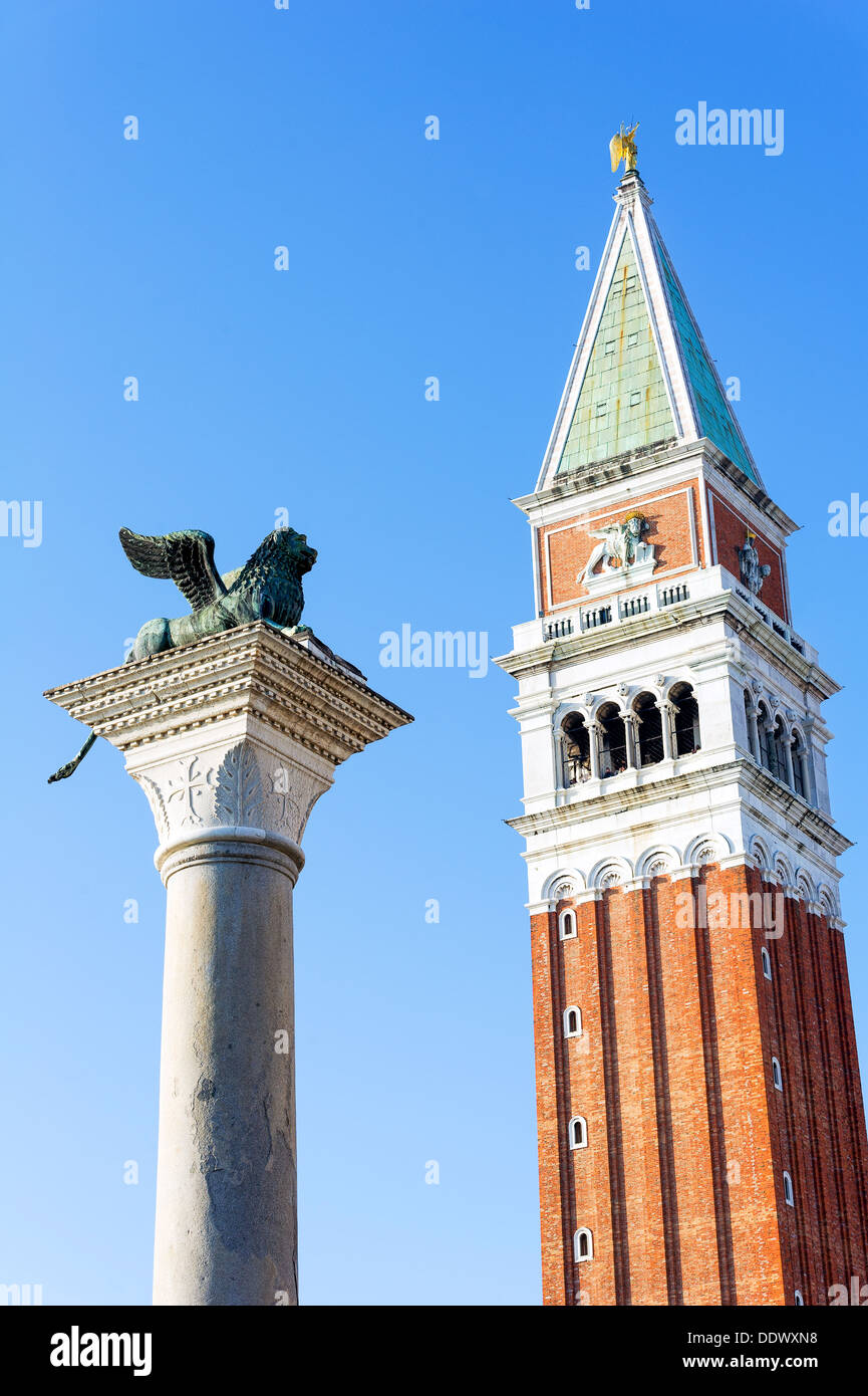 L'Europe, Italie, Vénétie, Venise, classé au Patrimoine Mondial par l'UNESCO. La Place Saint Marc, le campanile et le lion ailé. Banque D'Images