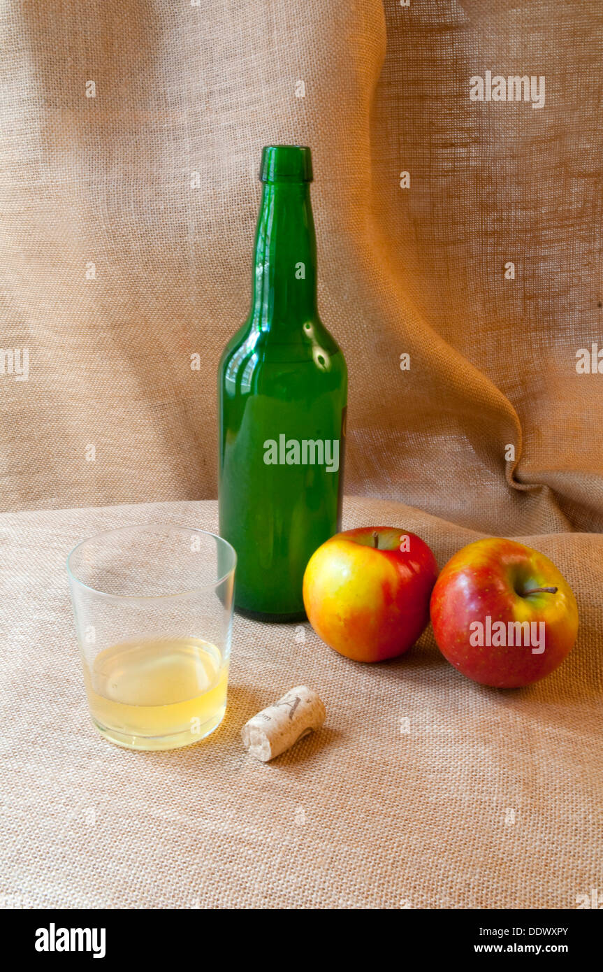 Still Life : verre et bouteille de cidre asturien et deux pommes. Les Asturies, Espagne. Banque D'Images