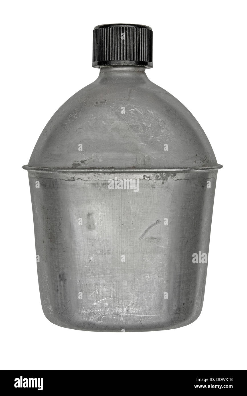 Cantine de l'armée en aluminium vintage isolated over white, clipping path Banque D'Images