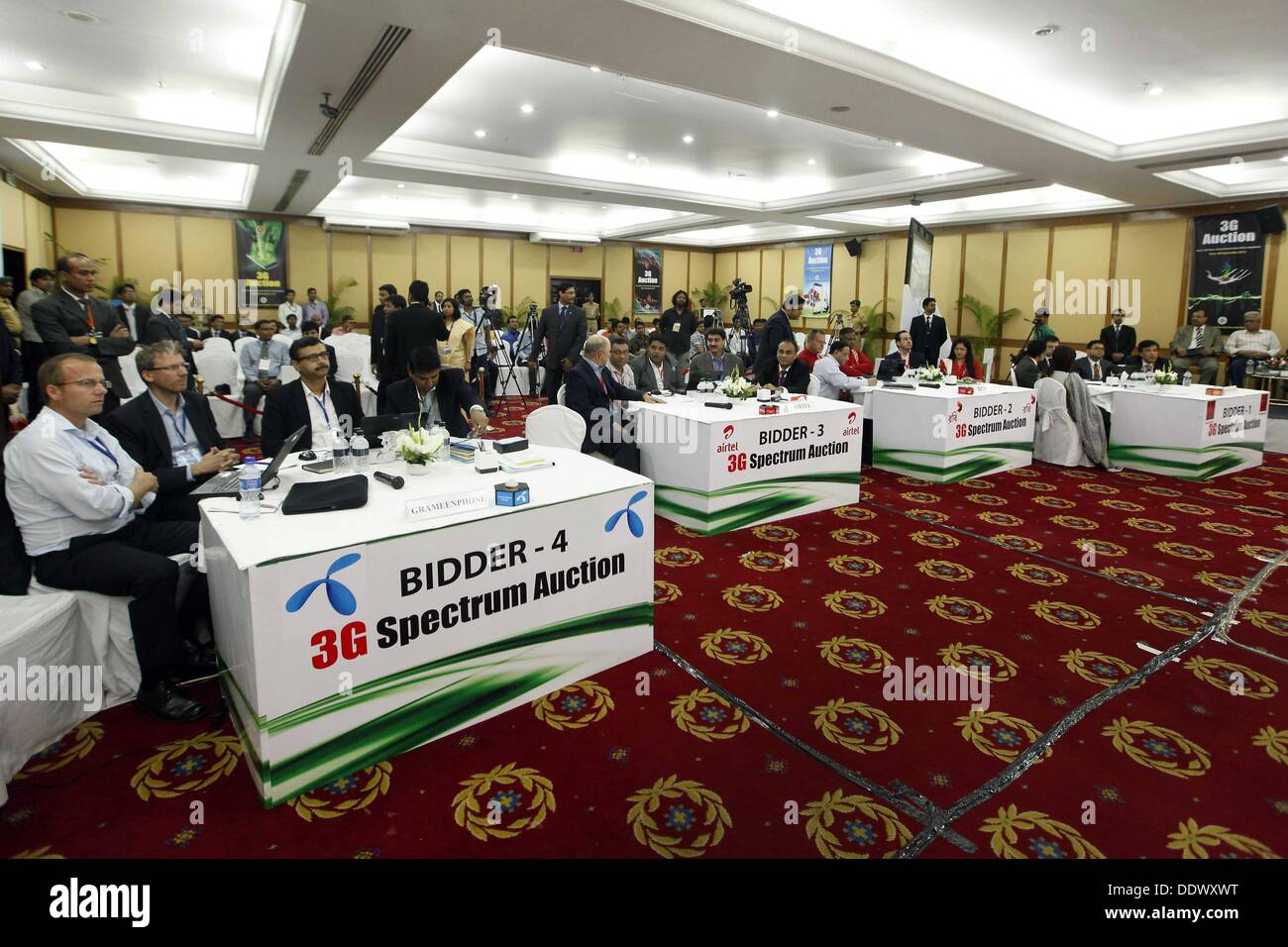 Dhaka, 8 Sep 2013. Quatre équipes d'opérateurs de télécommunications de Grameenphone, Banglalink, Robi et Airtel sont vus au cours de la vente aux enchères du spectre 3G tenue à Ruposhi Bangla Hôtel dans la capitale Dhaka . Quatre opérateurs de télécommunications du pays a acquis 25 mégahertz (MHz) du spectre de dimanche où la très attendue vente aux enchères pour la 3G (troisième génération) s'est tenue dans la capitale. Dans la première phase de la vente aux enchères, responsable de marché acquis Grameenphone 10 mégahertz (MHz) du spectre au prix de 210 millions de dollars. Dans la deuxième phase, Banglalink, Robi et Airtel chacune acquis 5 MHz de spectre. Banque D'Images