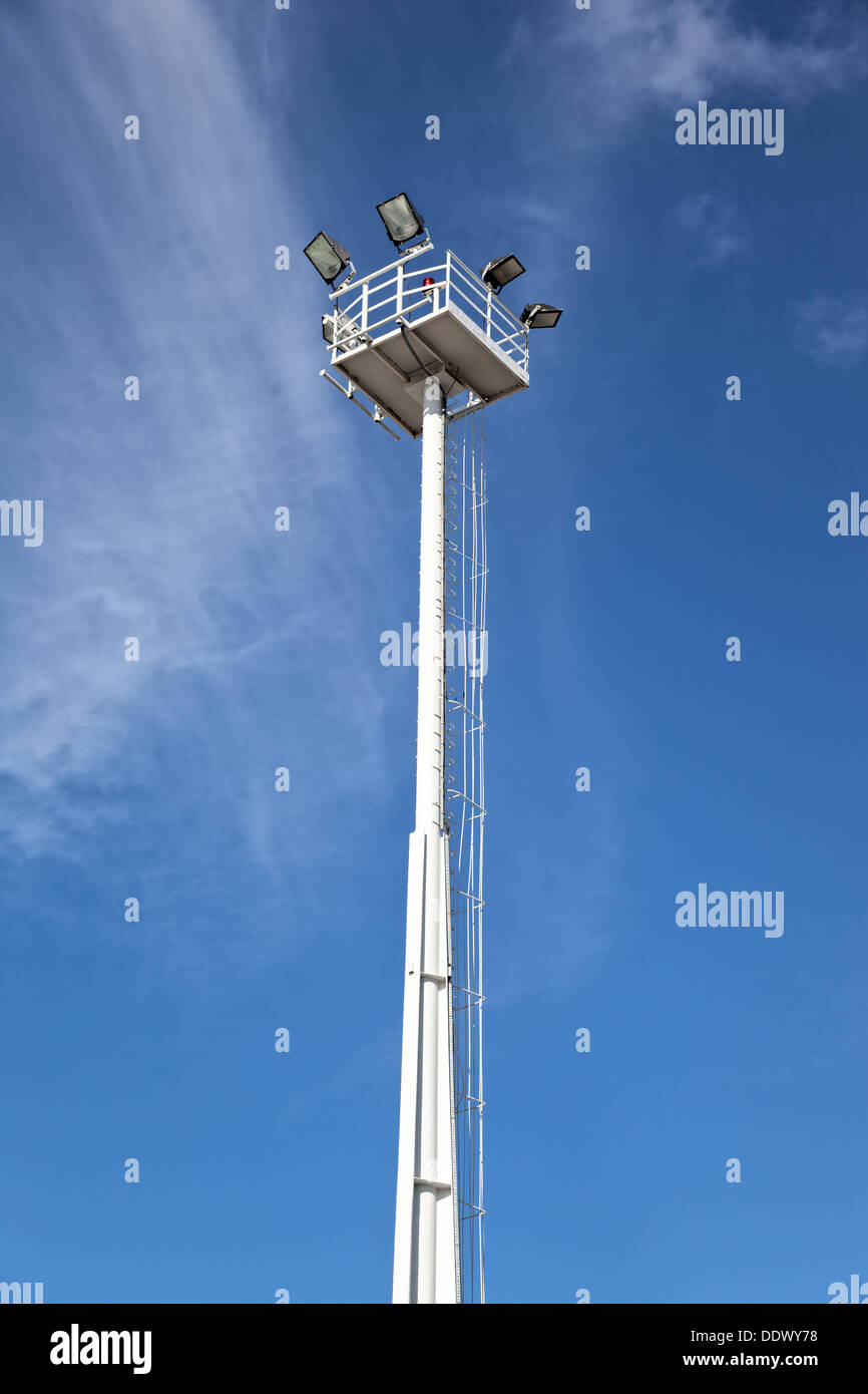 Tour d'éclairage contre un ciel bleu clair. Banque D'Images