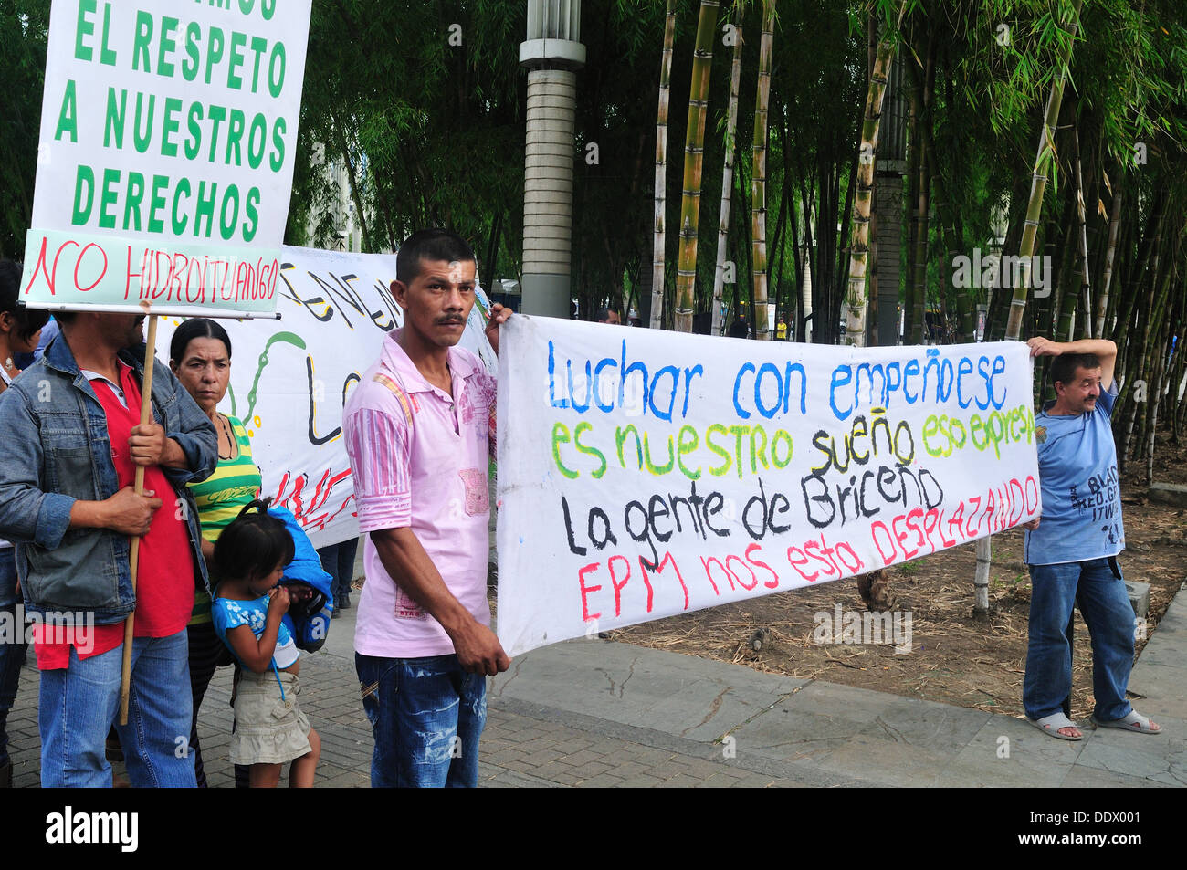 Manifestation contre la construction du barrage hydraulique à Ituango , Parque de las Luces - Centre de Medellin .Colombie Banque D'Images