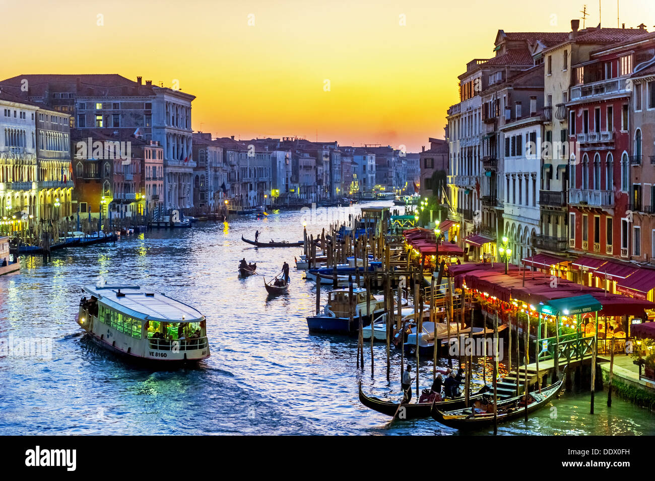 L'Europe, Italie, Vénétie, Venise, classé au Patrimoine Mondial par l'UNESCO. Le Vaporetto et cabine dans le Grand Canal au coucher du soleil. Banque D'Images