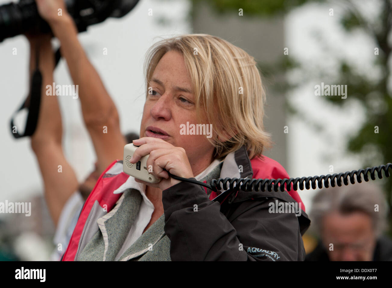 Londres, Royaume-Uni. Sep 8, 2013. La chef du Parti Vert pour l'Angleterre et Pays de Galles, Natalie Bennett, parle à protester contre la sécurité de la défense et de l'équipement salon International (DSEI) au centre Excel, Londres, Royaume-Uni, le 8 septembre 2013 Crédit : martyn wheatley/Alamy Live News Banque D'Images